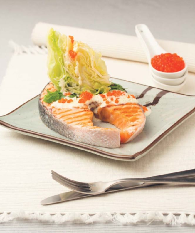 Стейк из красной рыбы под икорно-сливочным соусом