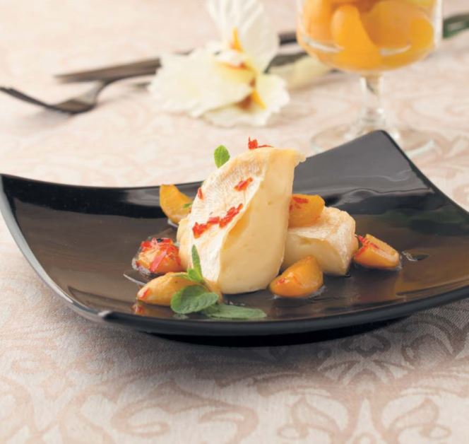 Сыр бри с острыми абрикосами