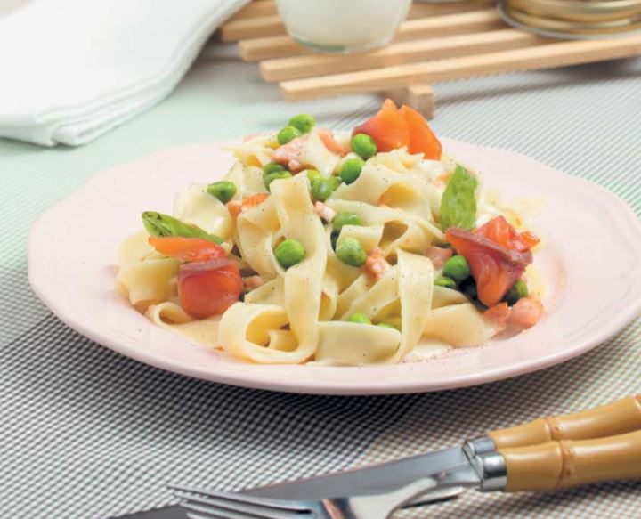 Тальятелле с копченым лососем и мягким сыром