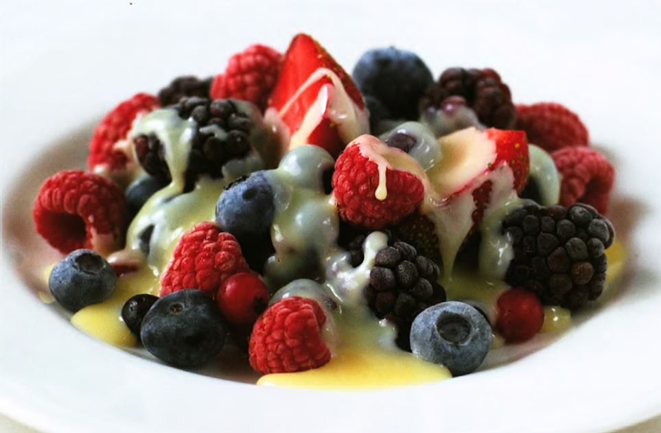 Ягодная смесь с соусом из белого шоколада