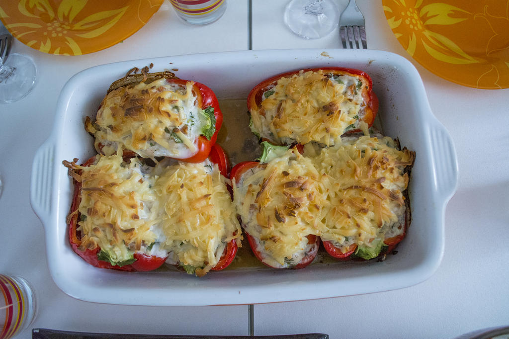 Лодочки из болгарского перца, фаршированные куриной грудкой и запеченные под сыром