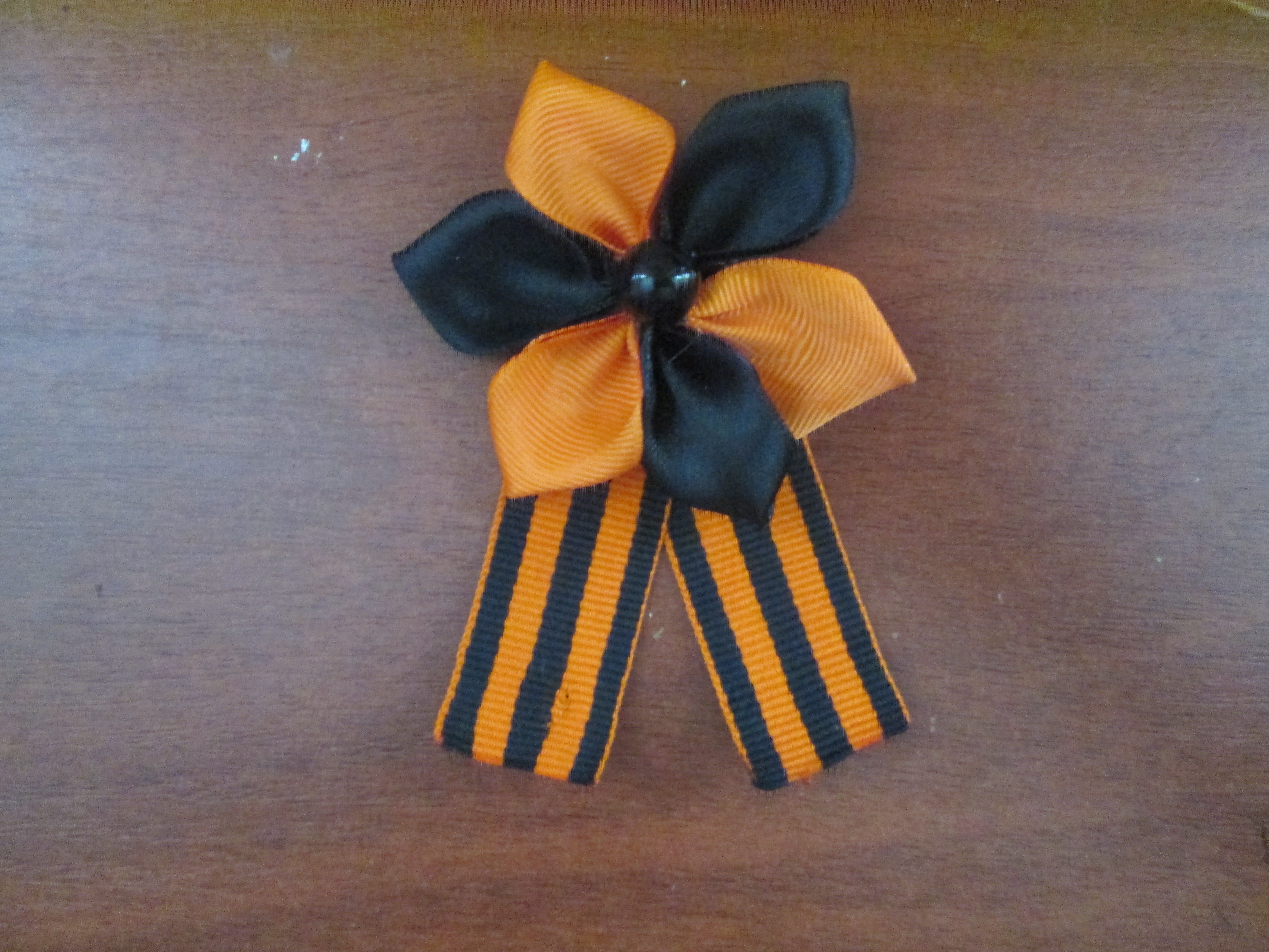 Георгиевская ленточка с цветком в технике канзаши