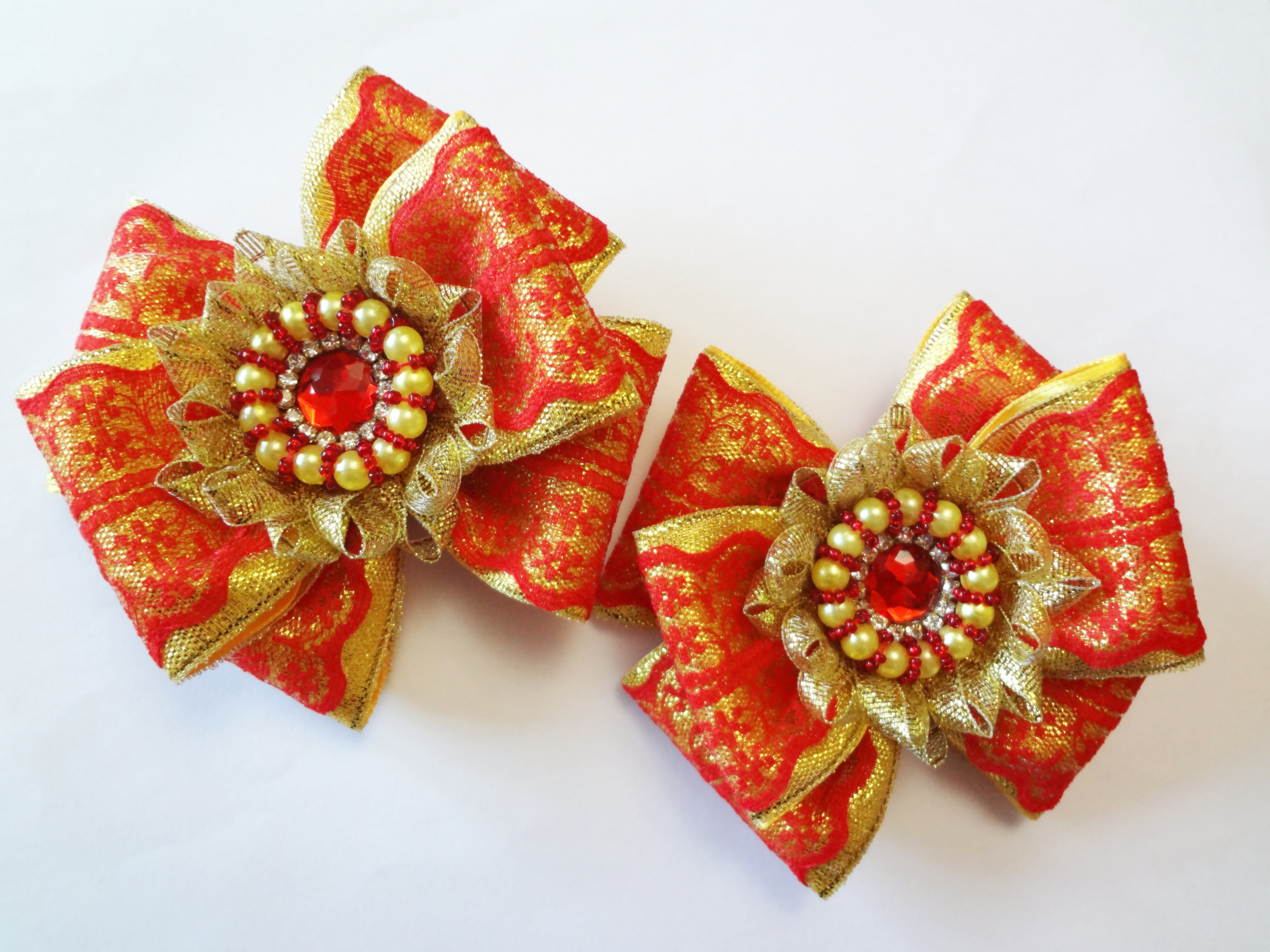 Нарядные красно-золотые многослойные бантики канзаши