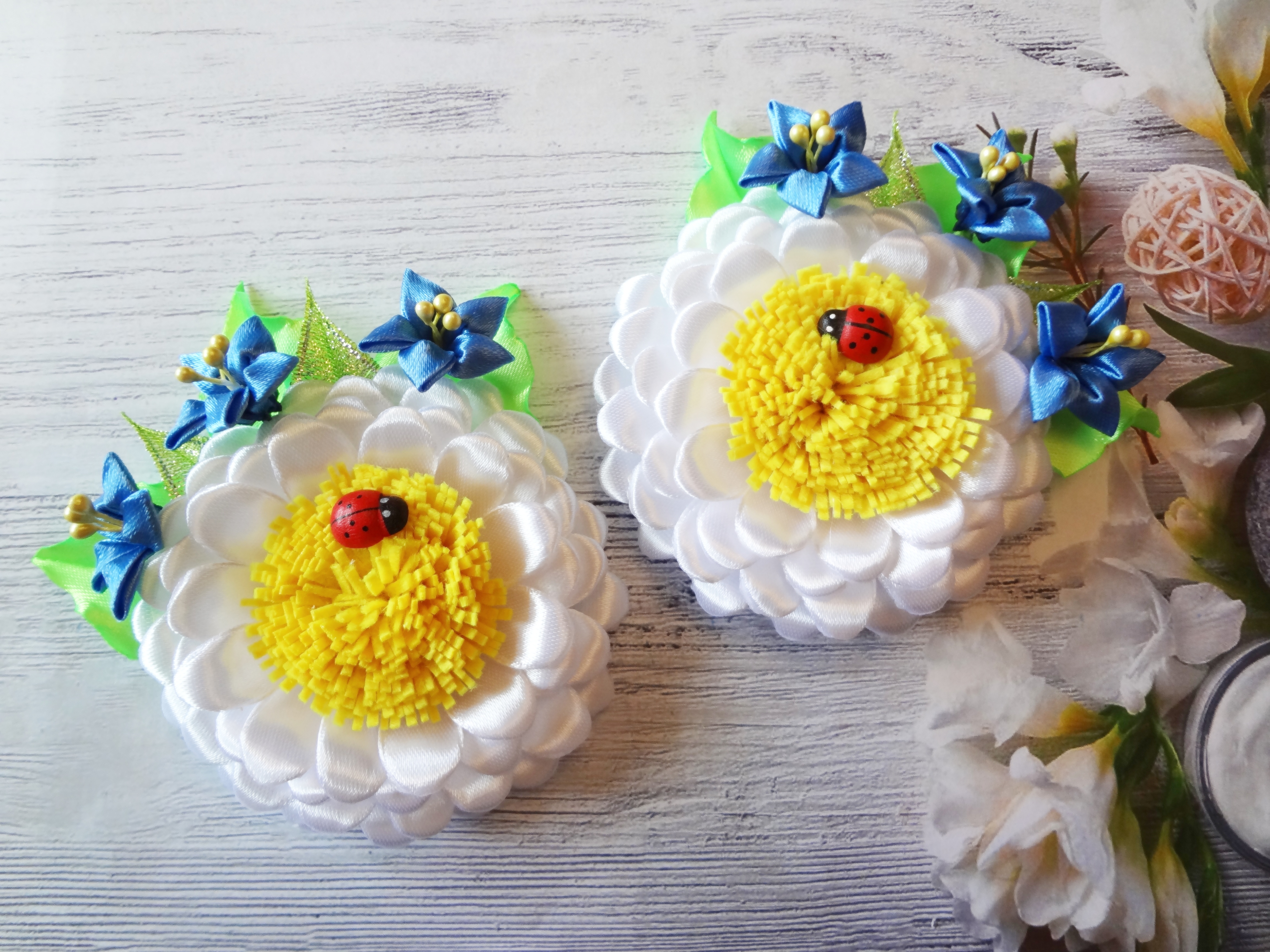 Красивые ромашки канзаши - заколки для волос