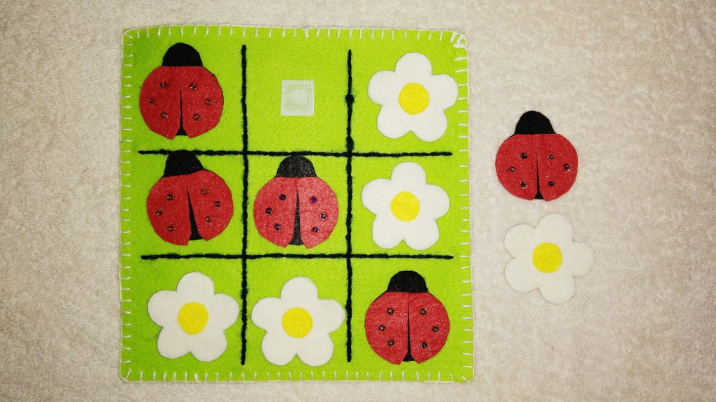 Крестики-нолики из фетра На лужайке