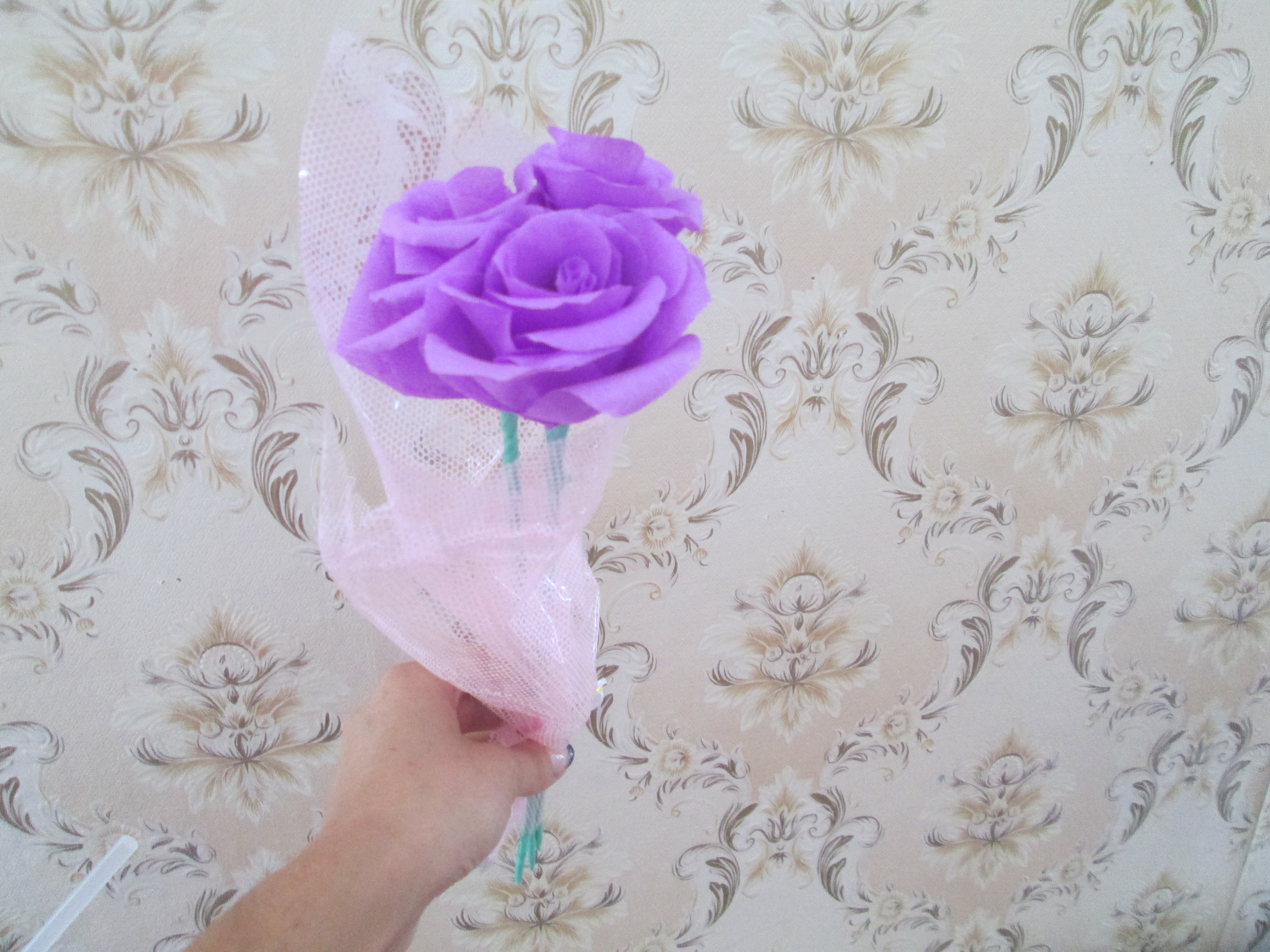 Розы из гофрированной бумаги