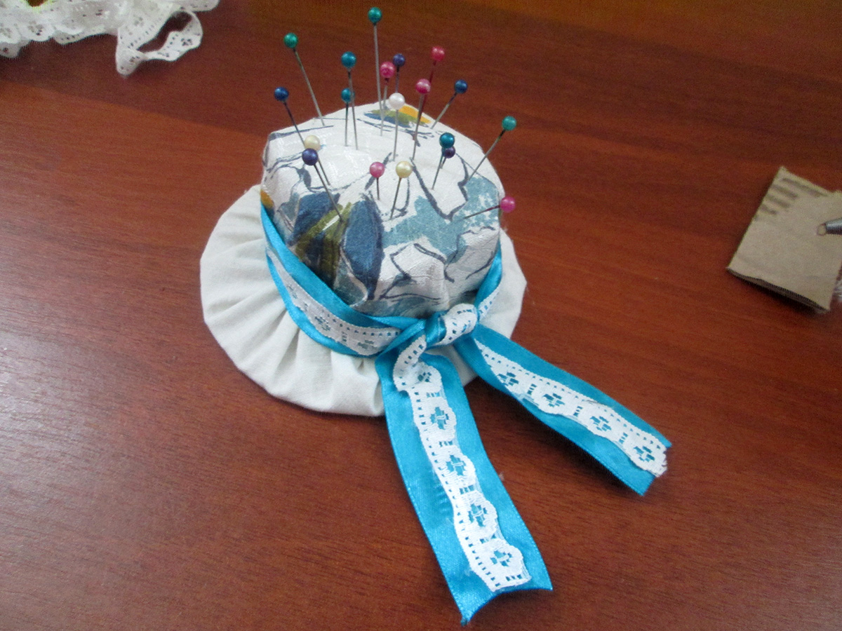 Игольница в виде шляпки