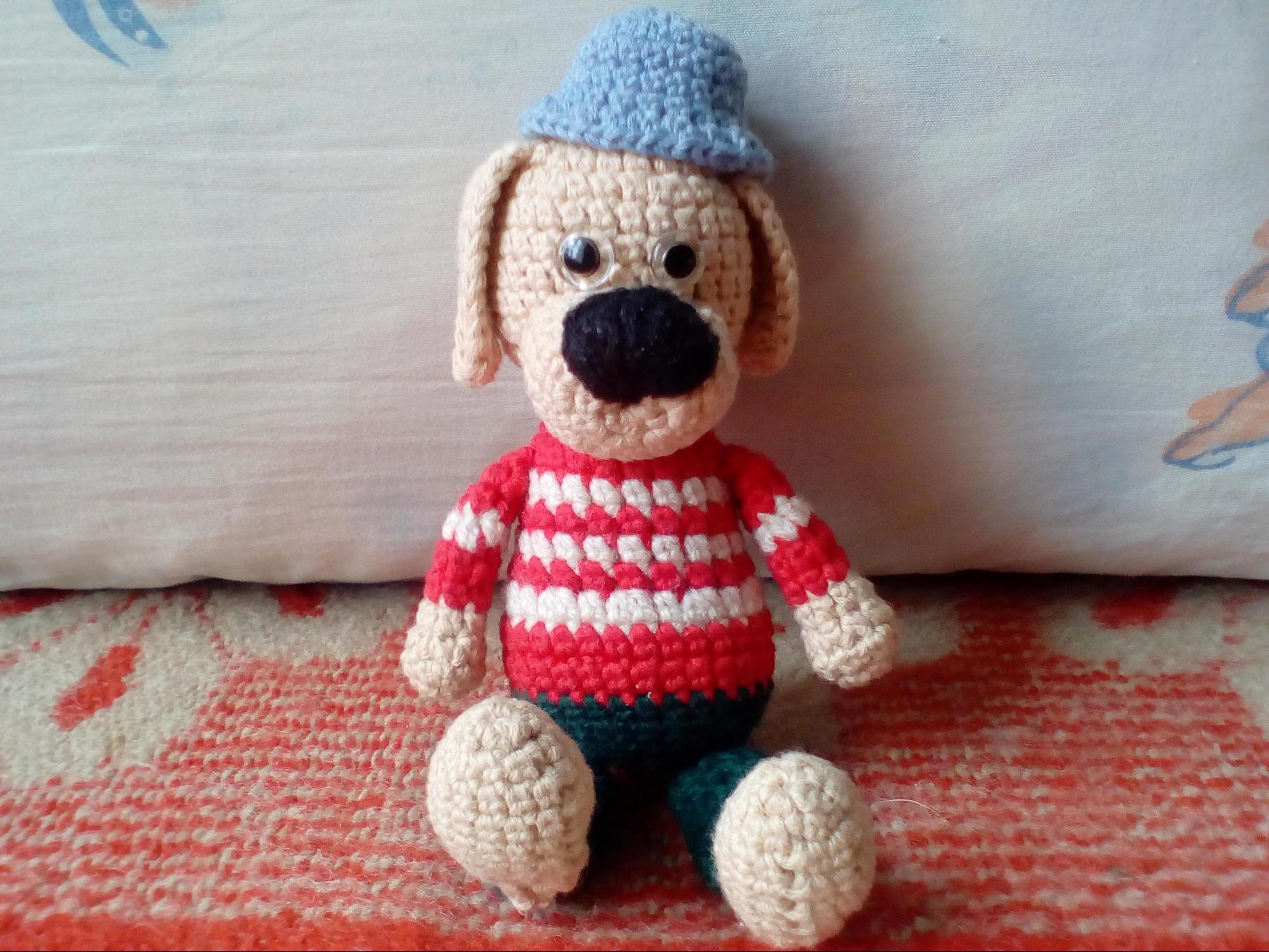 Забавная собачка в технике амигуруми