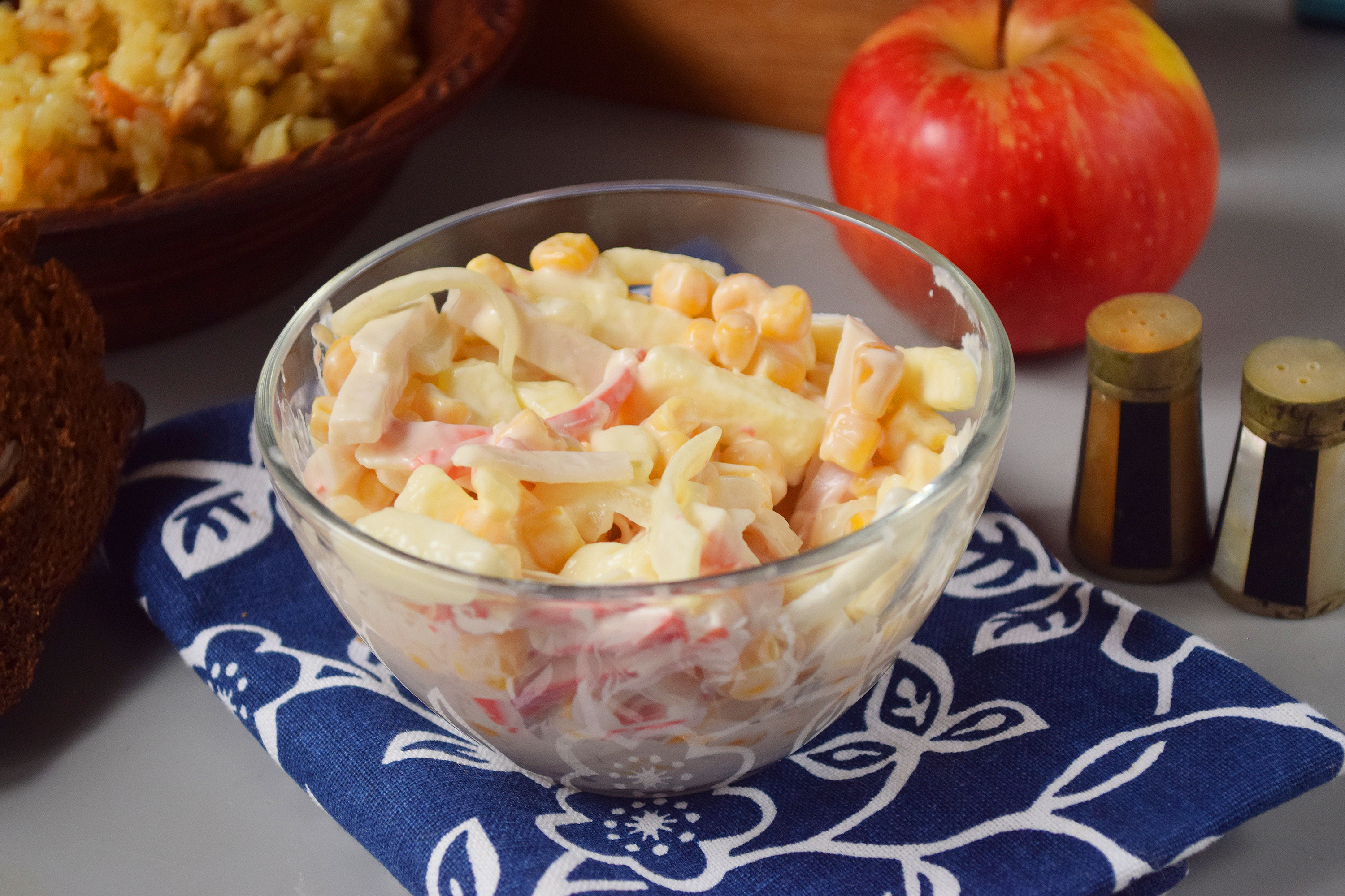 Салат с крабовыми палочками и яблоками