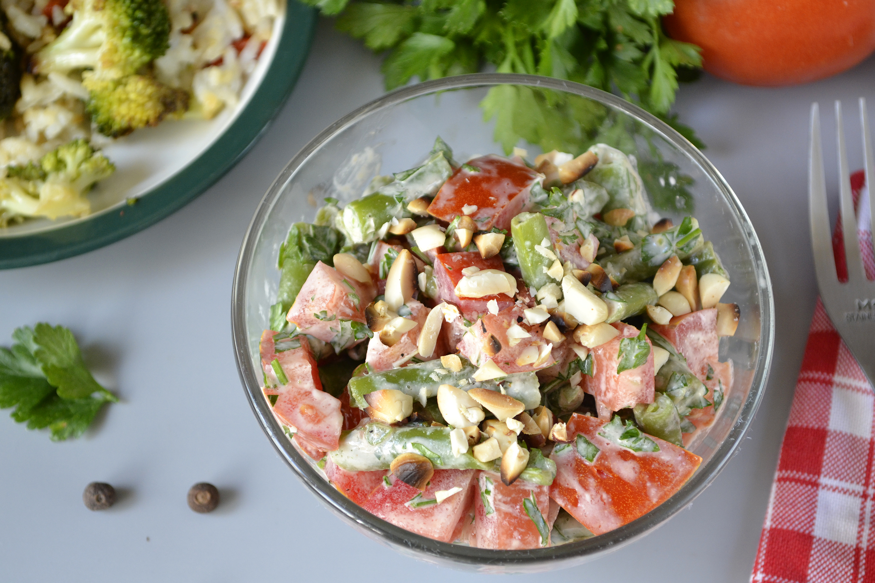 Салат со стручковой фасолью и помидорами