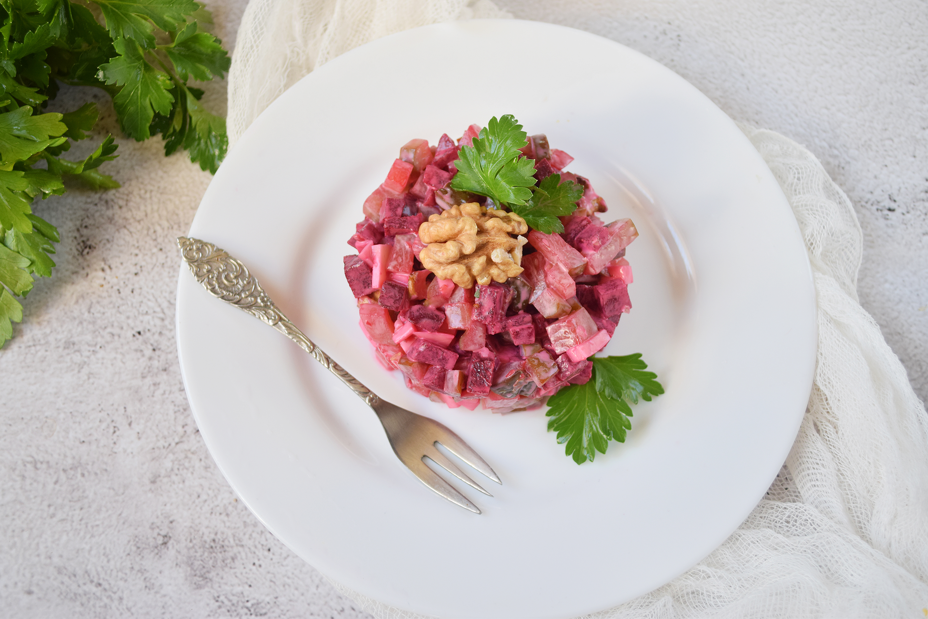 Салат со свеклой и грецкими орехами по-царски