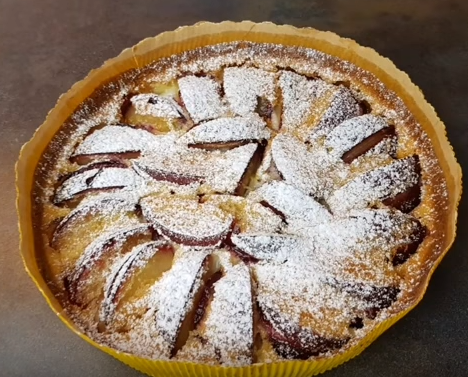 Французский десерт из слив и шоколада