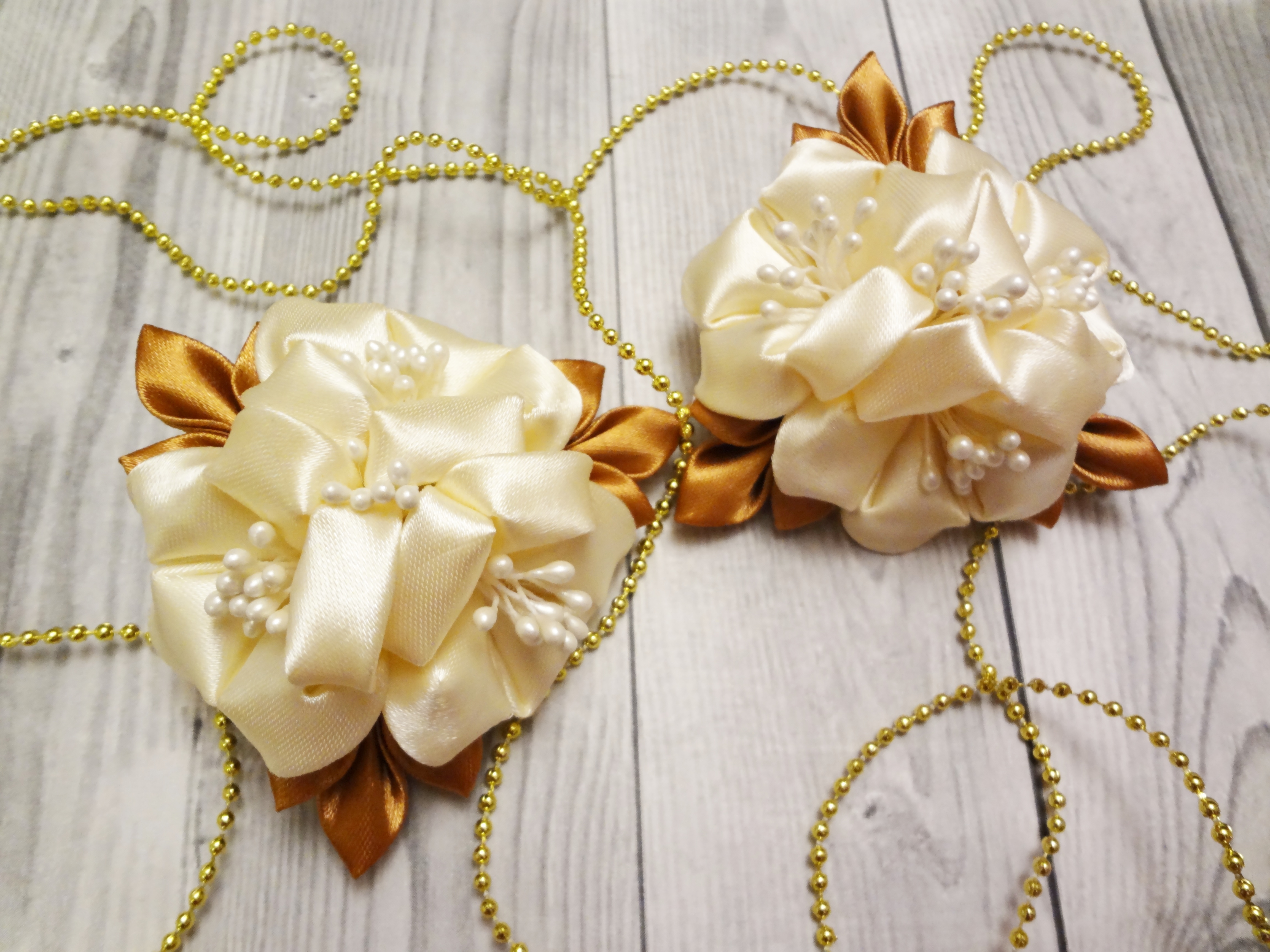 Красивые нежные заколки-резиночки с цветами канзаши