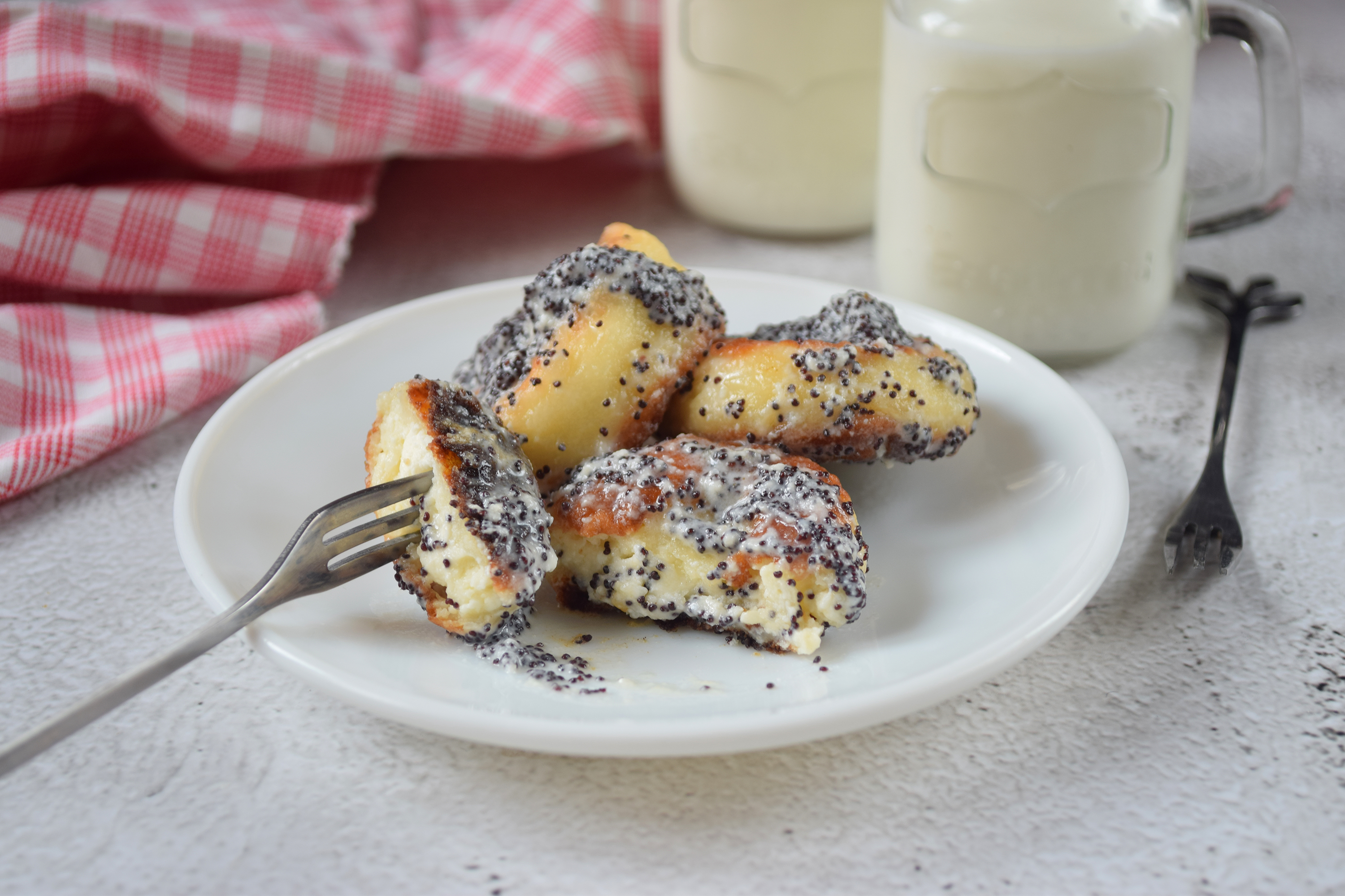 Сырники без манки в сметанно-маковой заливке